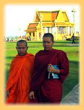 Moenchen an der Uferpromenade in Phnom Penh