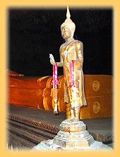 Stehender Buddha im Wat Tham