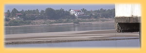 Mekong in Nong Khai waehrend der Trockenzeit